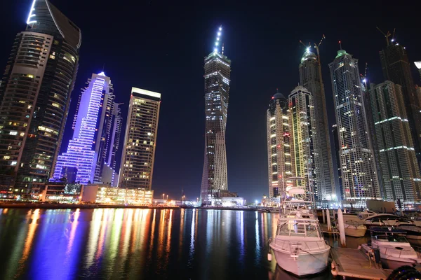 Nachtscène in dubai marina, Verenigde Arabische Emiraten — Stockfoto