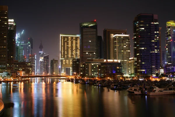 Nachtscène in dubai marina, Verenigde Arabische Emiraten — Stockfoto