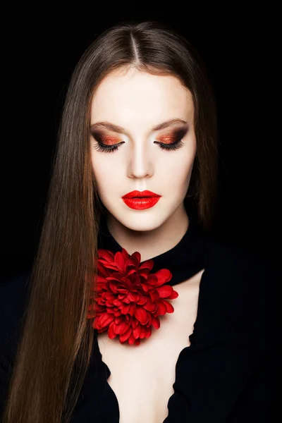 붉은 꽃과 소녀 — 스톡 사진