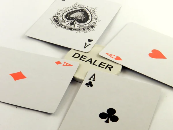 Uma mão de poker de ases e o negociante — Fotografia de Stock
