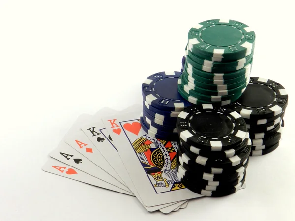 Chips e cartas para jogar — Fotografia de Stock