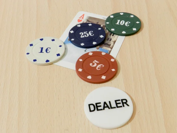 Il Dealer, una asso e le fiches — Stock Photo, Image
