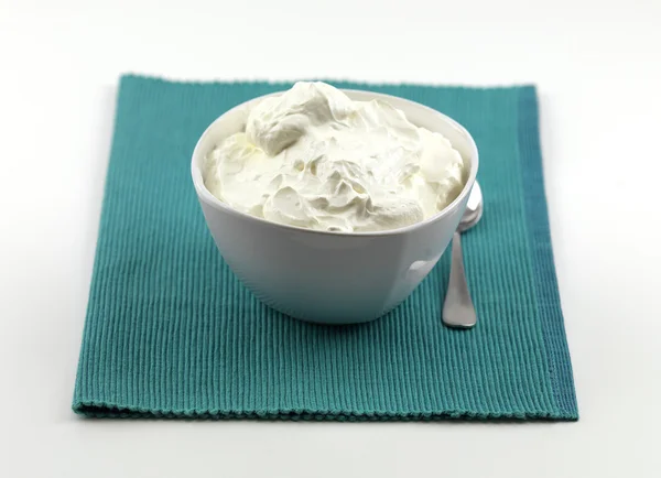 En skål med traditionell yoghurt — Stockfoto