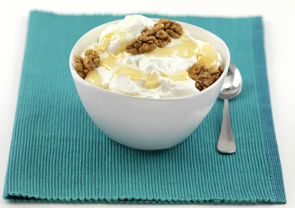 Een kom van yoghurt met honing en walnoten — Stockfoto