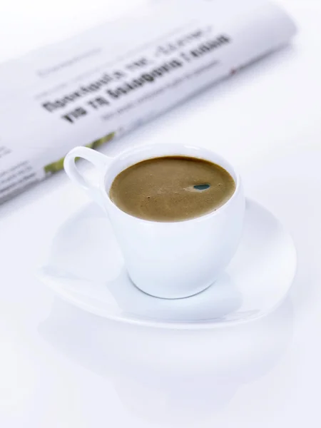 Un café griego y un periódico — Foto de Stock