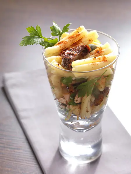 Een pastasalade in een glas — Stockfoto