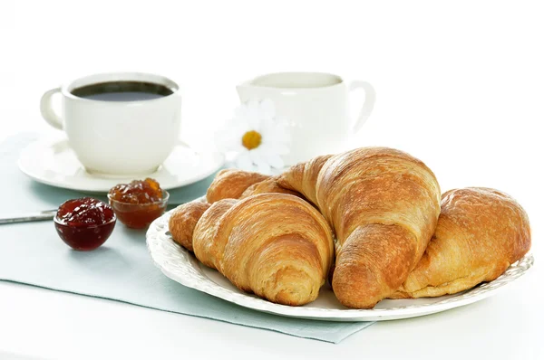 Snídaně s croissantem a kávou — Stock fotografie