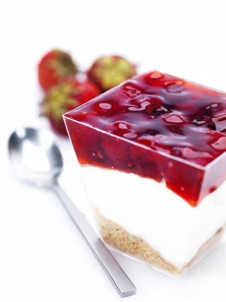 Cheesecake in een kom met kersen en aardbeien — Stockfoto