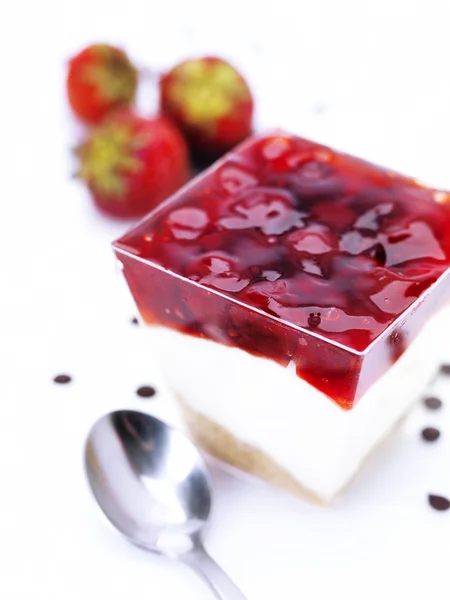 さくらんぼ、イチゴ、チョコレートの c をボウルにチーズ ケーキ — ストック写真