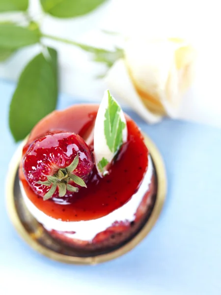 Cheesecake met een roos — Stockfoto
