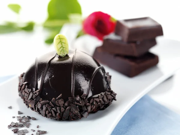 Chocolade bom gebak met een rode roos — Stok fotoğraf