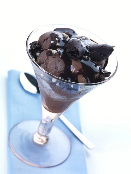 Čokoládová zmrzlina ve sklenici — Stock fotografie