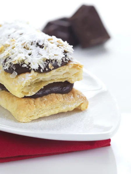 Chocolate mille-feuille and chocolate pieces — Stock Photo, Image
