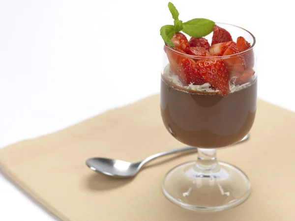 Chocolade mousse en aardbeien — Stockfoto