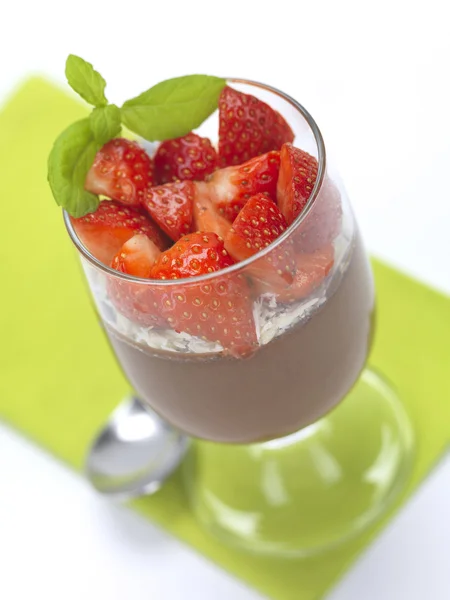 Schokoladenmousse mit Erdbeeren — Stockfoto
