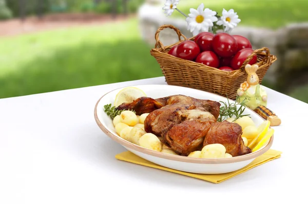 Pasen ingericht tabel met lamsvlees en potatos plaat — Stockfoto
