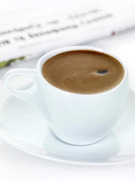 Griechischer Kaffee und Zeitung — Stockfoto