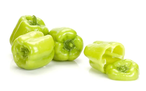Peperoni verdi su bianco — Foto Stock