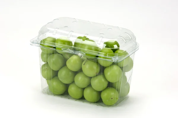 在一个塑料盒绿色 plums(greengages) — 图库照片