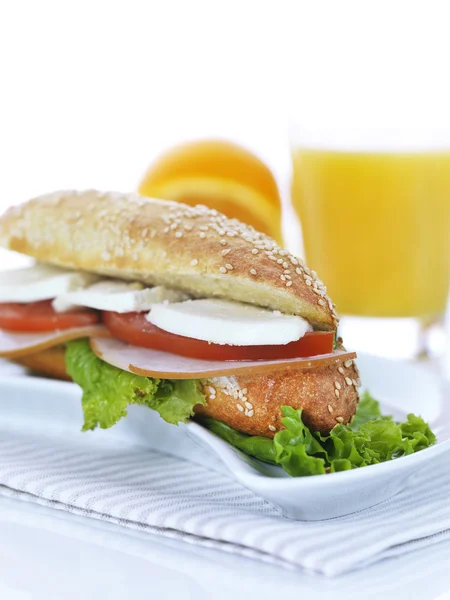 Sanduíche de presunto e queijo manouri e suco de laranja — Fotografia de Stock