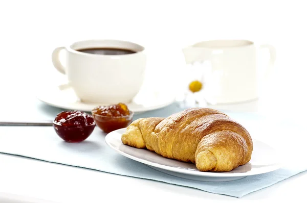 Śniadanie z rogalikiem i kawą — Zdjęcie stockowe