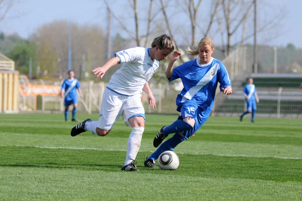Mädchen-Fußballspiel — Stockfoto