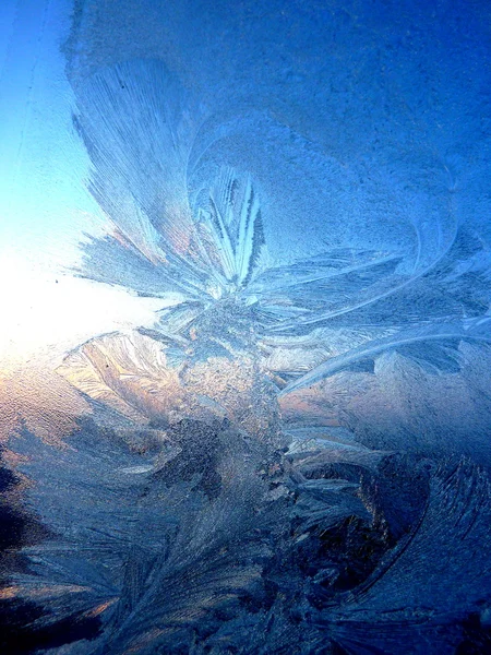 Frost mönster på fönstret, "en blomma från santa claus", solnedgång, frostig dag — Stockfoto