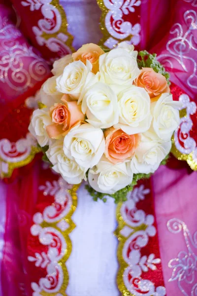 Sposa classica e bouquet — Foto Stock