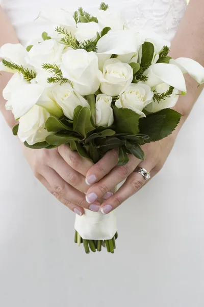 Яскравий натуральний весільний букет білі троянди — стокове фото