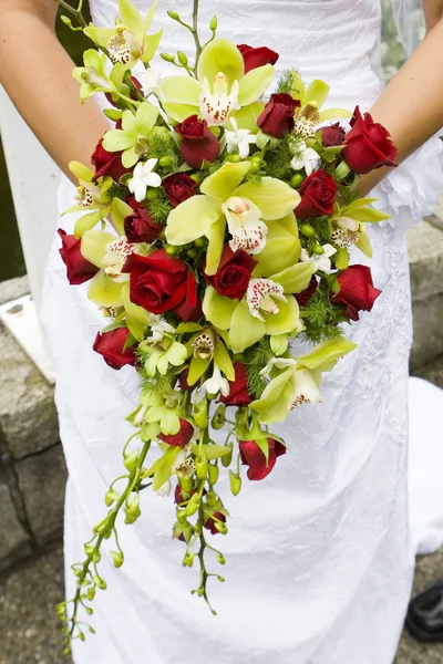 Klasický nevěsta a kytice — Stock fotografie