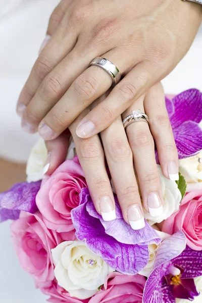 Menyasszony és vőlegény kezek — Stock Fotó