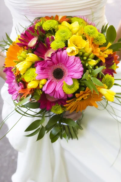 Sposa classica e bouquet — Foto Stock