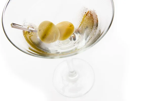 Oliven im Martini-Glas mit nassen Tröpfchen auf Glas - gefüllt mit frisch gegossenen Martini — Stockfoto