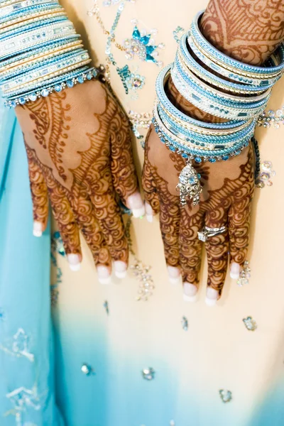 Indian bride with henna hands — Stock Photo, Image