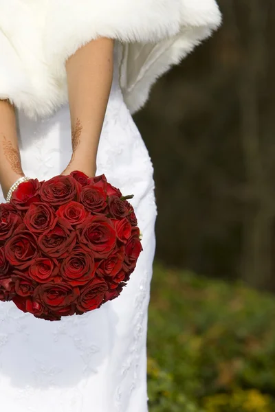 曲線花嫁は彼女の花束を保持します。 — ストック写真