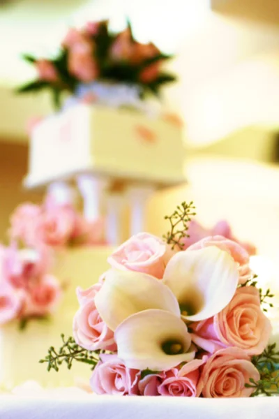 Wedding cake and bouquet — Stock Photo, Image