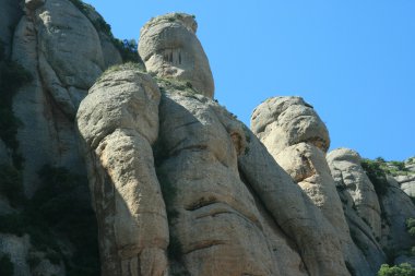 Mavi gökyüzü ile Monserra Dağları