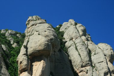 Mavi gökyüzü ile Monserra Dağları