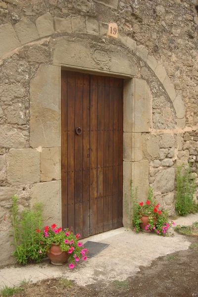 Drzwi stary dom z kwiatami. — Zdjęcie stockowe