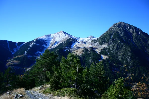 Снежные горы с голубым небом — стоковое фото