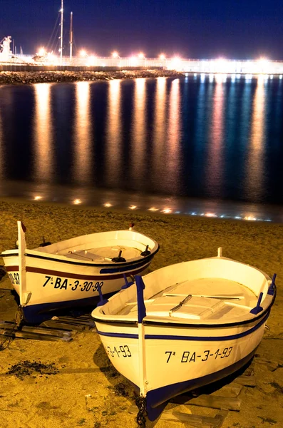 Hafen mit Booten und Lichtern. — Stockfoto