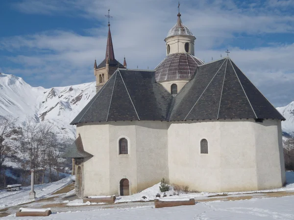 Igreja com neve . — Fotografia de Stock