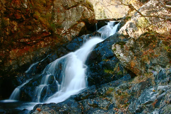 Cachoeira entre rochas . — Fotografia de Stock