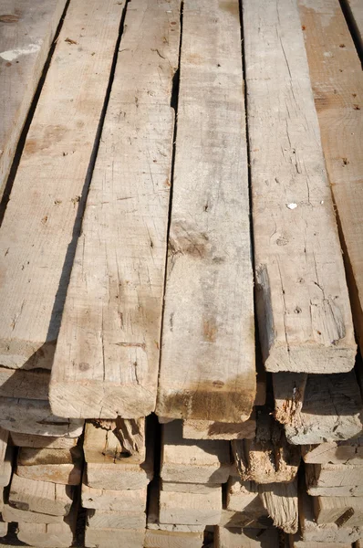 Lumber materiaal te bouwen huis in arme land — Stockfoto