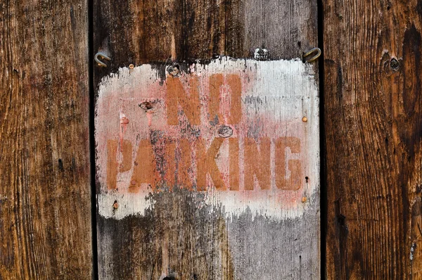 Nessun segno di parcheggio contro legno invecchiato — Foto Stock