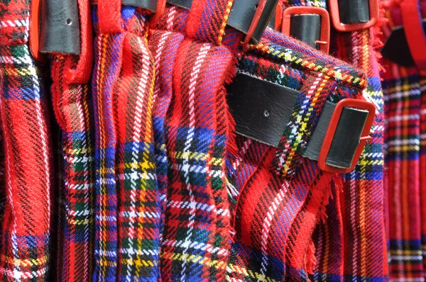 Kilts escoceses vermelhos com fivela de cinto — Fotografia de Stock