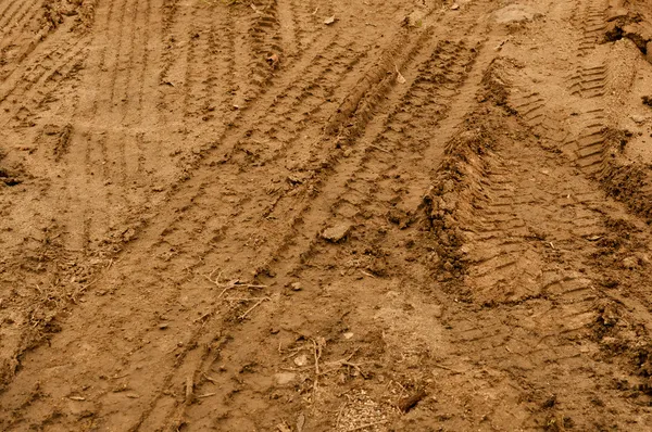Vrachtwagen band tracks in modder — Stockfoto