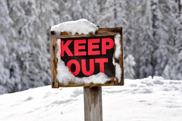Mantenha fora o sinal de madeira na neve — Fotografia de Stock