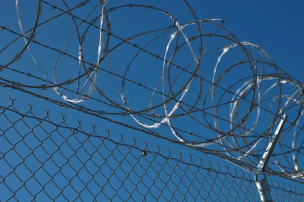 Bezpečnostní vězeňský plot — Stock fotografie