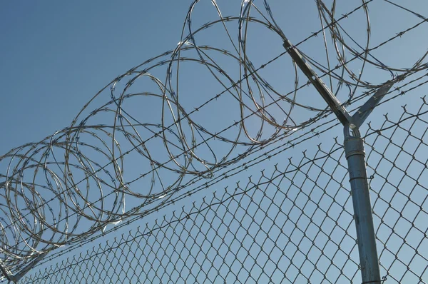 刑務所の警備柵 — ストック写真